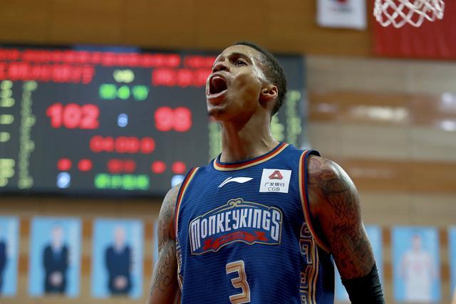 布朗33分广州力克深圳5连胜 同曦送江苏3连败